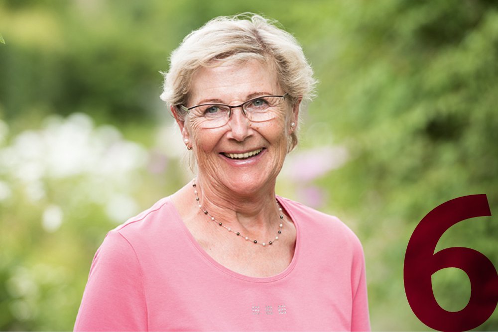 Individuell in der eigenen Wohnung leben mit der Sicherheit einer großen Gemeinschaft Porträtaufnahme einer glücklichen Seniorin