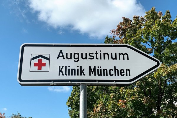 Anfahrt mit dem Auto Wegweiser mit der Aufschrift "Augustinum Klinik München"
