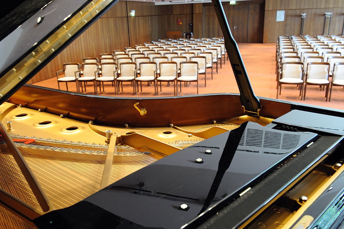 Die Veranstaltungen im Theatersaal des Augustinum ziehen auch viele Kulturinteressierte aus Schweinfurt und Umgebung an. Die Veranstaltungen im Theatersaal des Augustinum ziehen auch viele Kulturinteressierte aus Schweinfurt und Umgebung an.