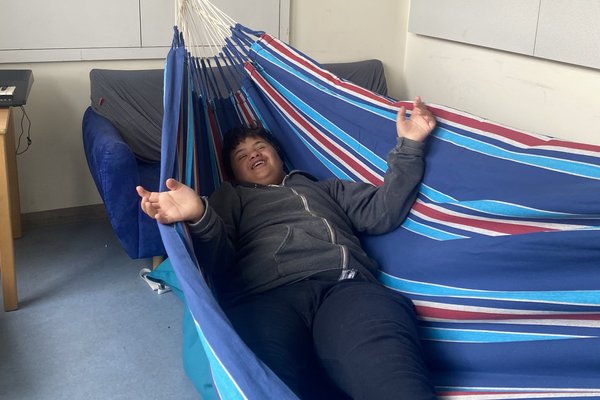 Augustinum Spenden Hängematte Ein Jugendlicher der Augustinum Tagesstätten liegt in einer Hängematte