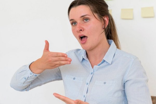 Augustinum Spenden Gebärdendolmetscher*in Eine Gebärdendolmetscherin bei ihrer Tätigkeit