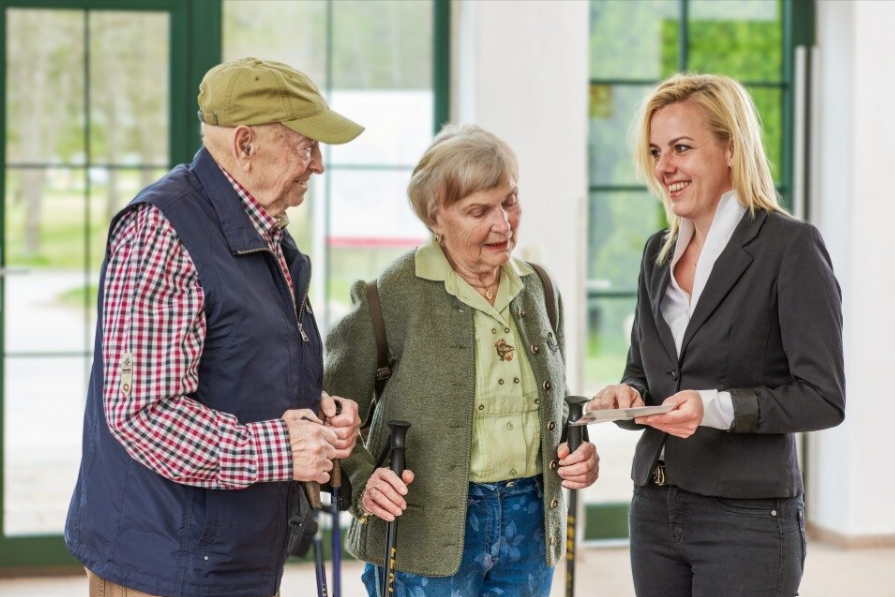 Augustinum Berchtesgadener Land Seniorenwohnen Gespräch Ein Seniorenpaar unterhält sich mit einer Mitarbeiterin des Augustinum Berchtesgadener Land