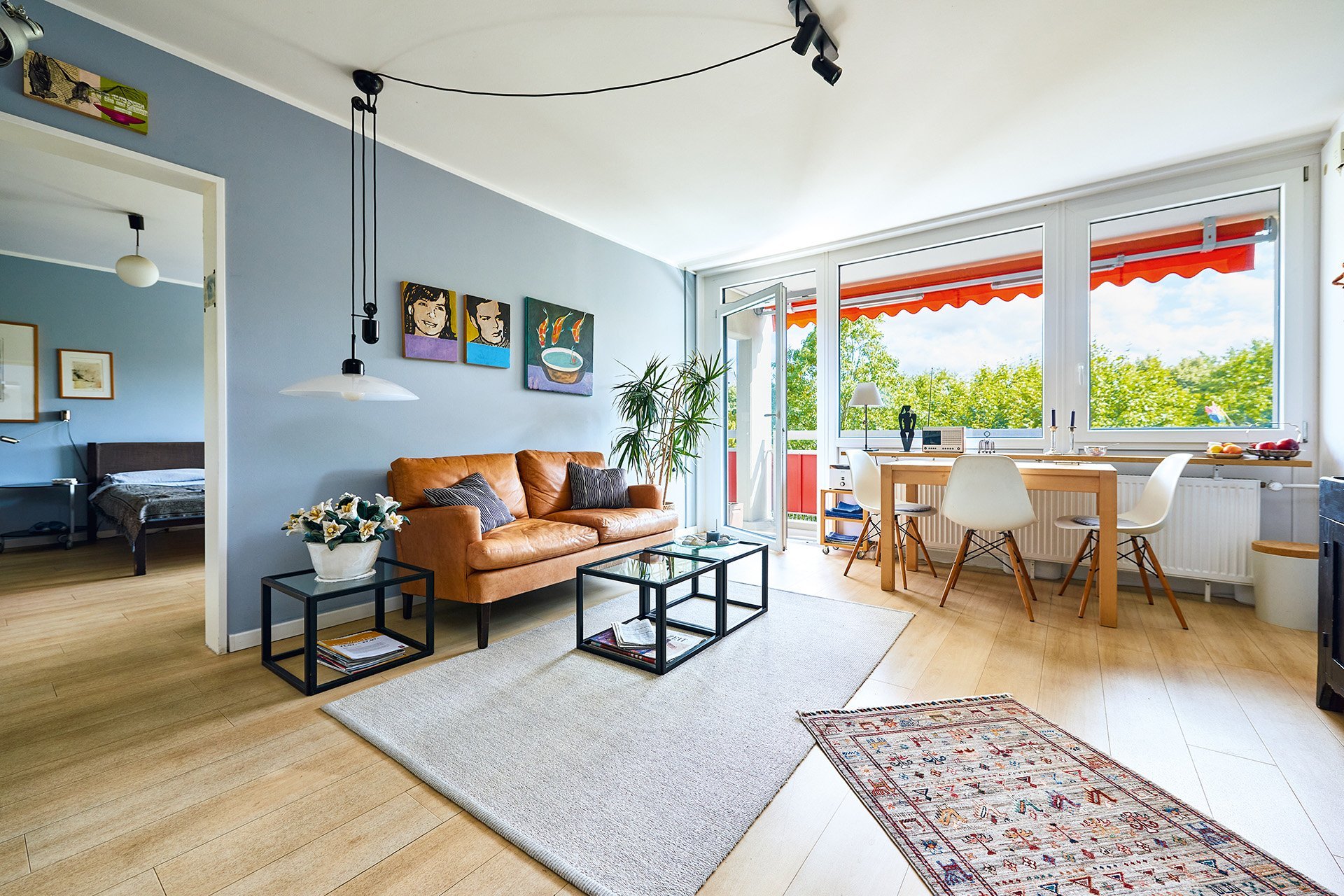 Augustinum Seniorenresidenz Bonn Wohnung 2 Eine Couch und ein Esstisch in einem großflächigen Wohnbereich eines Appartements