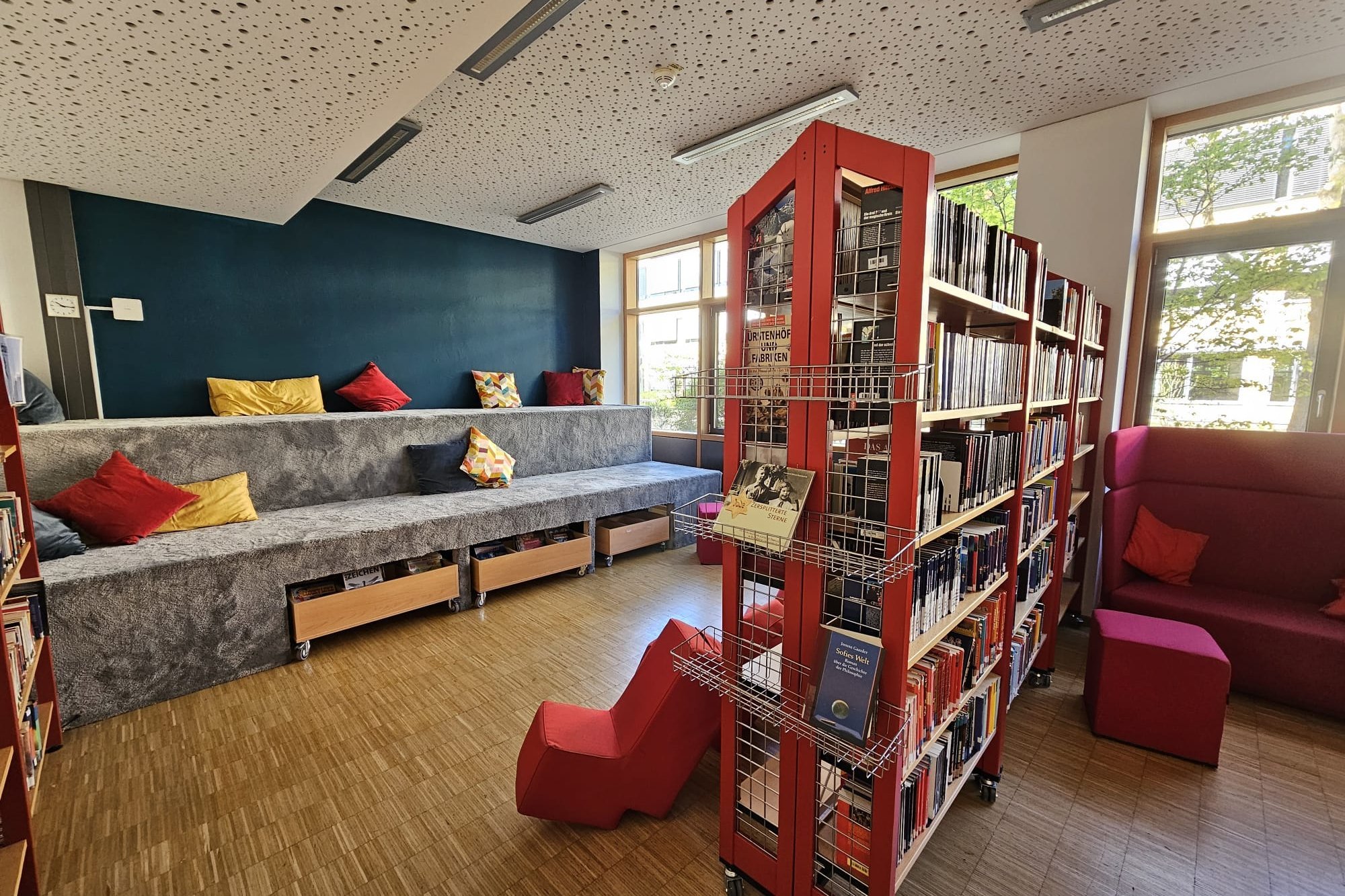 Augustinum Spenden Schulbibliothek Ein volles Bücherregal und gemütliche Sitzmöglichkeiten in der Schulbibliothek der Samuel-Heinicke-Realschule