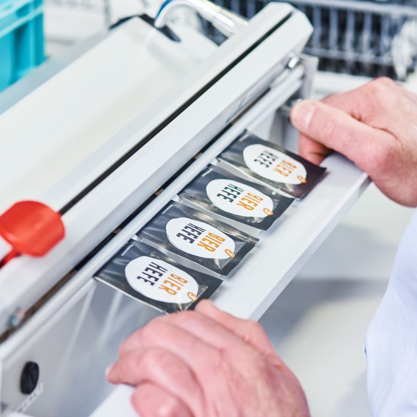 Lebensmittelverpackung Ein*e Klient*in bei der Verarbeitung von Etiketten