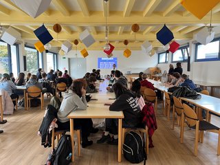 Schüler*innen dürfen den ganzen Tag am Handy verbringen! Schüler*innen dürfen den ganzen Tag am Handy verbringen!