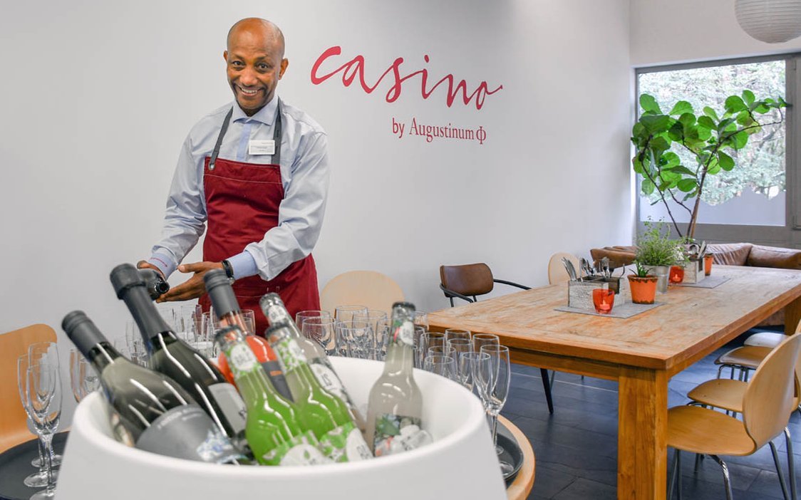 Augustinum Service Mitarbeiter lächelt in die Kamera