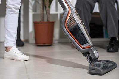 Fußböden und Sanitäranlagen werden wöchentlich gereinigt Staubsauger in einer Seniorenwohnung