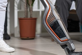 Fußböden und Sanitäranlagen werden wöchentlich gereinigt Staubsauger in einer Seniorenwohnung