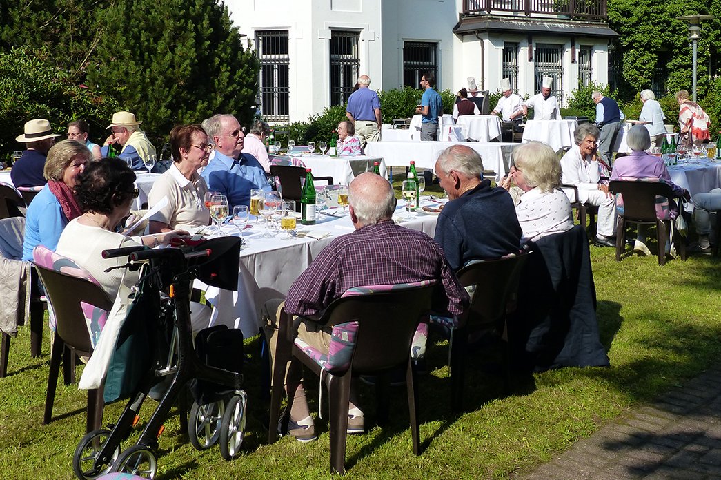 Zum gastronomischen Angebot des Augustinum Aumühle gehören auch Catering und Service für private Feiern inklusive passender Räume. Feier im Garten des Augustinum Aumühle bei Hamburg