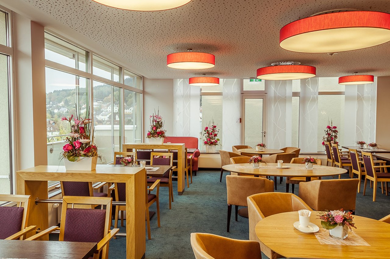 Im Café-Restaurant werden neben Kaffee und Kuchen auch herzhafte Kleinigkeiten angeboten. Im Café-Restaurant werden neben Kaffee und Kuchen auch herzhafte Kleinigkeiten angeboten.