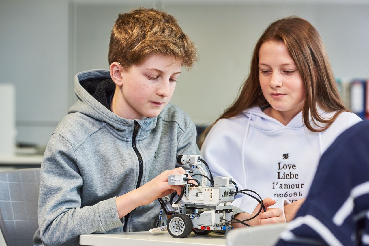 Wahlfach Robotik Zwei Schüler*innen tüfteln im Wahlfach Robotik