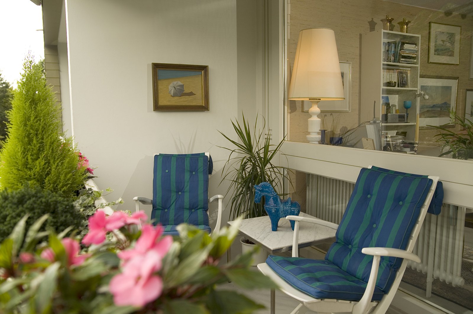 Zu jeder Wohnung gehört eine Loggia, im Erdgeschoss eine Terrasse. Zu jeder Wohnung gehört eine Loggia, im Erdgeschoss eine Terrasse.