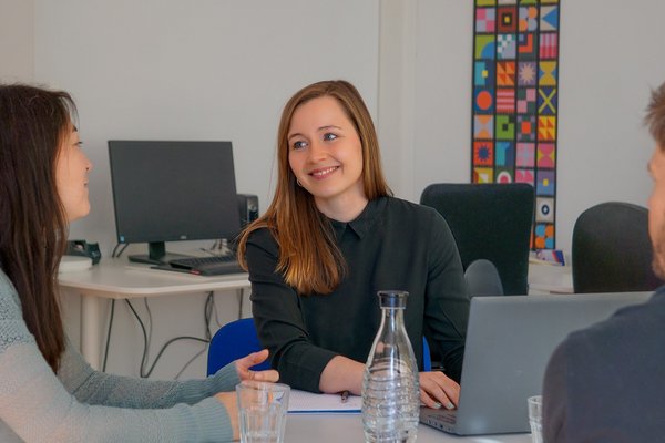 Augustinum Beratungsstelle Wohnraum Mitarbeiter*innen der Augustinum Beratungsstellen sitzen an einem Tisch und unterhalten sich