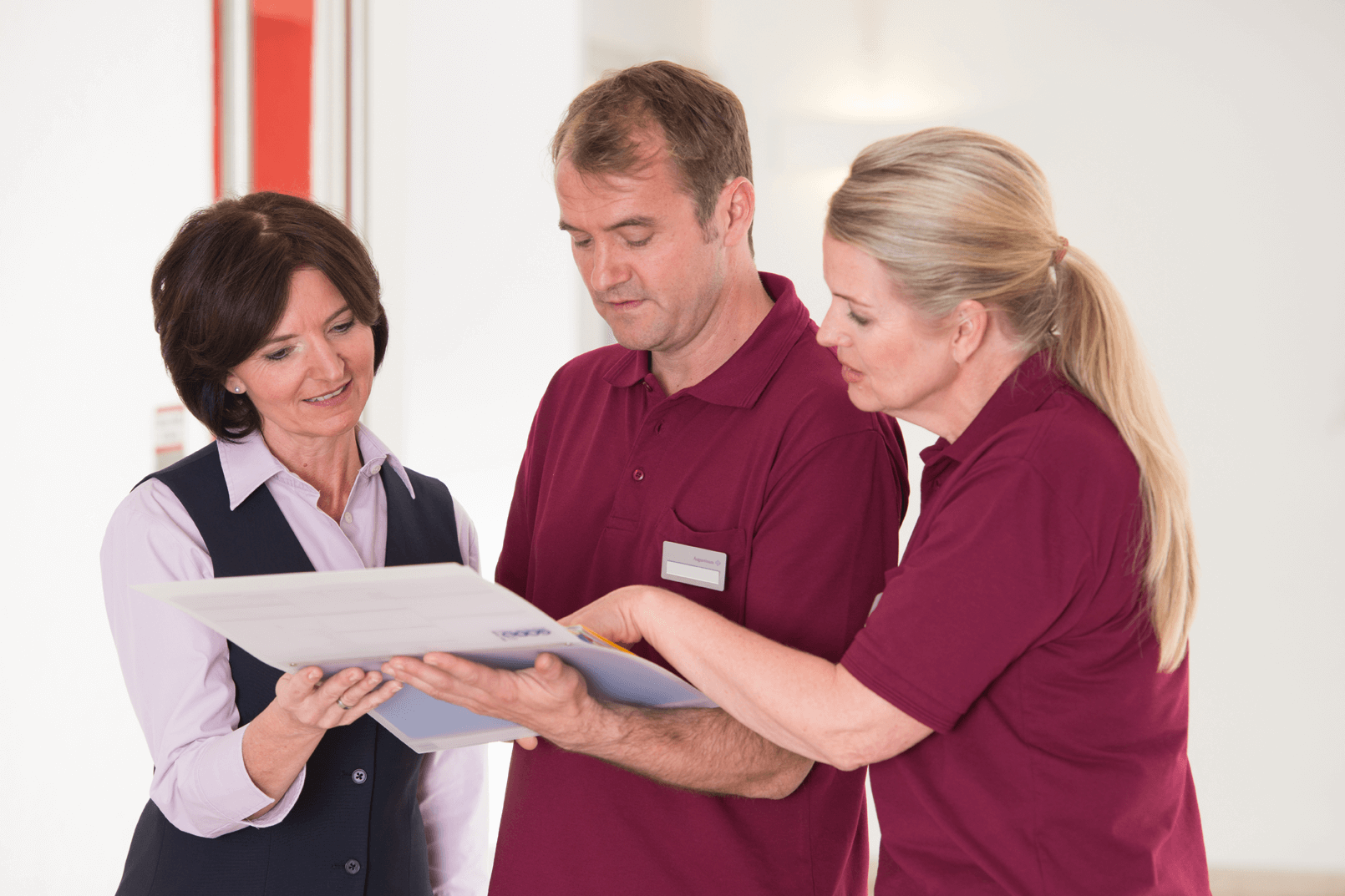 Pflege-Leitbild der Augustinum Seniorenresidenzen Augustinum Mitarbeiter bei einer Besprechung