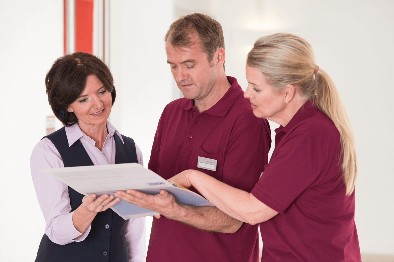 Pflege-Leitbild der Augustinum Seniorenresidenzen Augustinum Mitarbeiter bei einer Besprechung