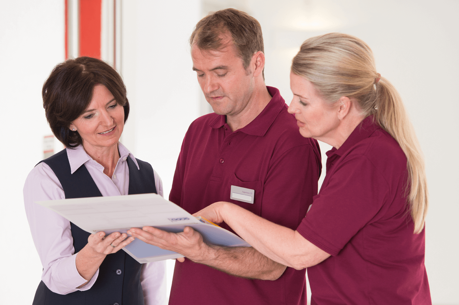 Pflege-Leitbild der Augustinum Seniorenresidenzen Augustinum Mitarbeiter bei einer Besprechung