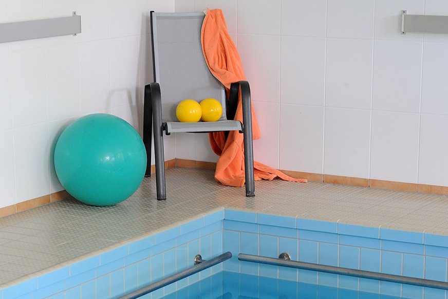 Schwimmen und Wassergymnastik Gymnastikbälle am Schwimmbecken