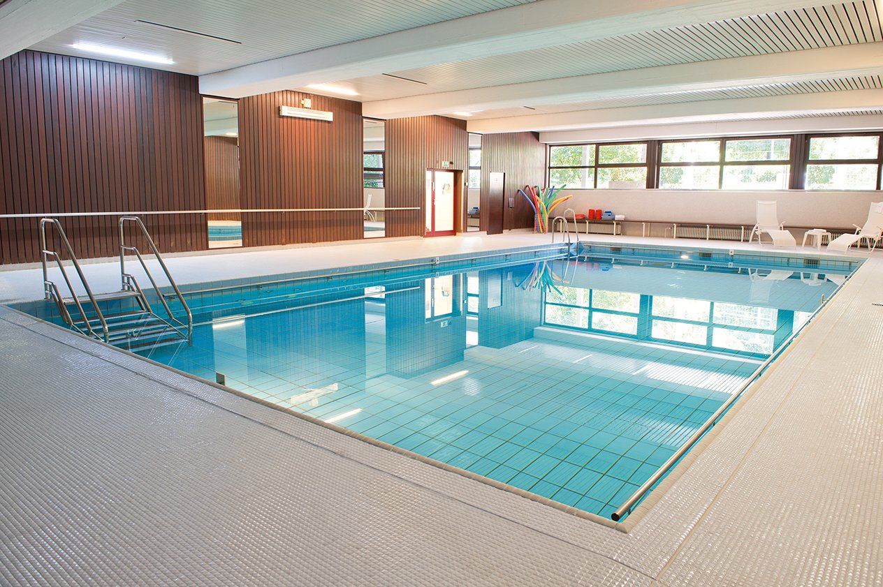 Neben einem hauseigenen Schwimmbad gibt es hier auch eine Kneippanlage, eine Sauna und einen großen Fitnessbereich. Neben einem hauseigenen Schwimmbad gibt es hier auch eine Kneippanlage, eine Sauna und einen großen Fitnessbereich.