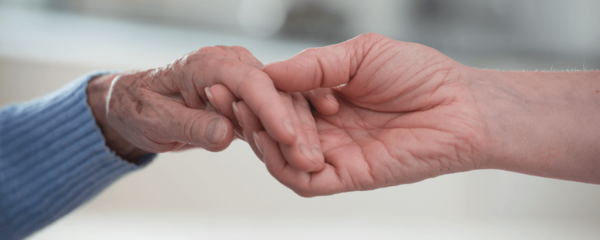 Augustinum Sanatorien Junge Hand, die alte Hand hält