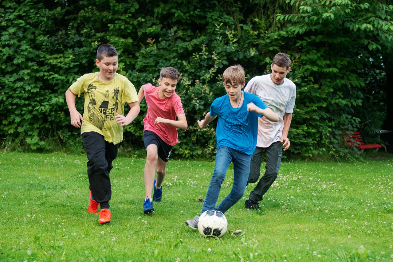Fußballspielen im Park Fußballspielen im Park des Landschulheim Elkofen