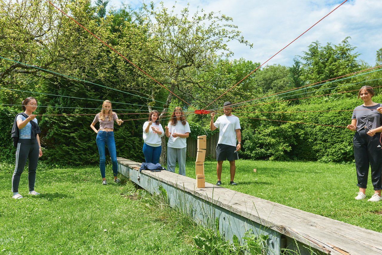 Augustinum Freiwilligendienste Gruppenaktivität Eine Seminargruppe bei einer Gruppenaktivität im Freien