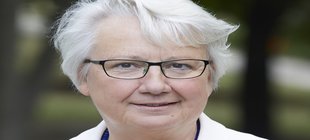 Portrait Annette Schavan mit Brille und weißer Jacke