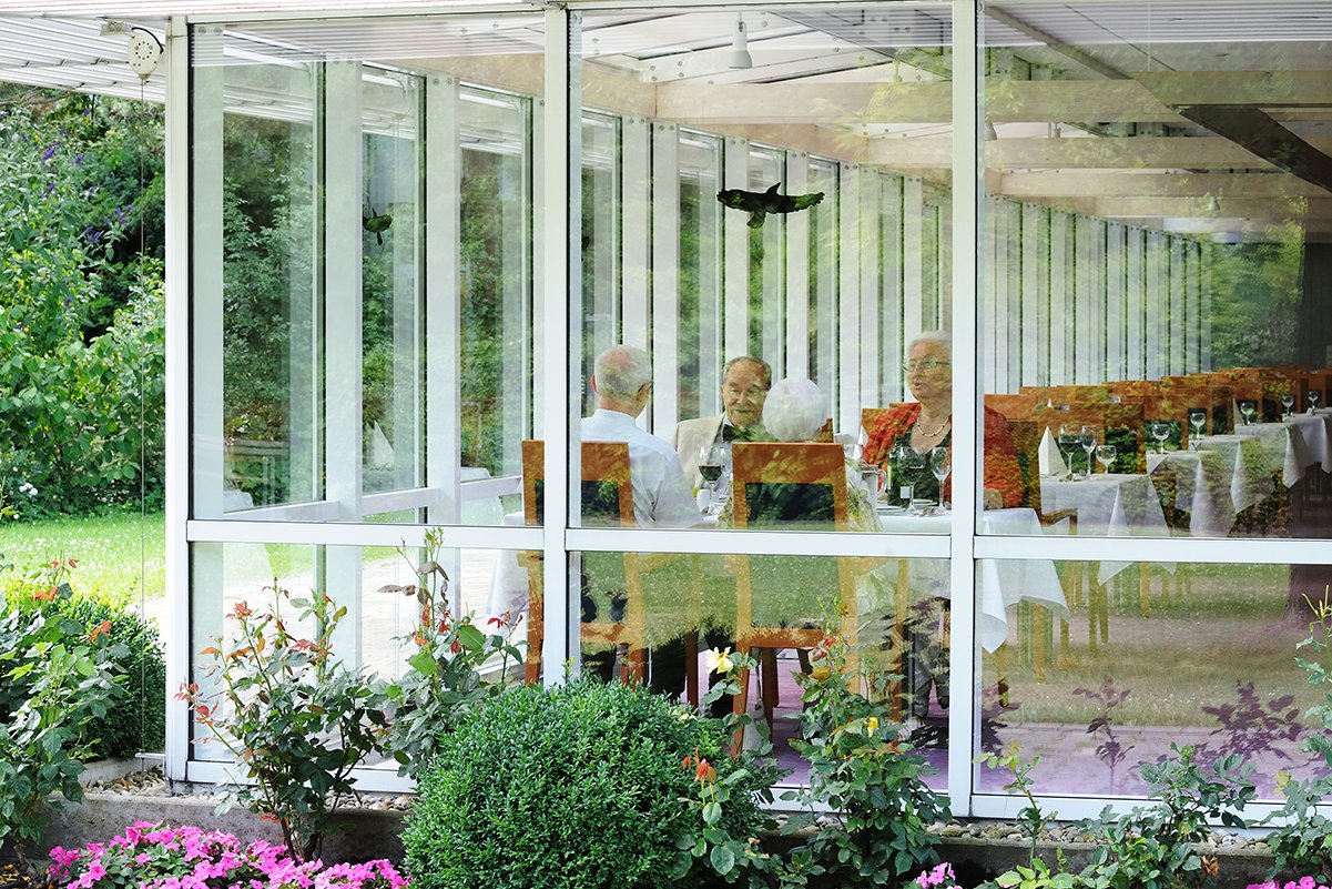 Im Restaurant treffen sich die Bewohner auch gern untereinander oder mit Gästen von außerhalb. Im Restaurant treffen sich die Bewohner auch gern untereinander oder mit Gästen von außerhalb.