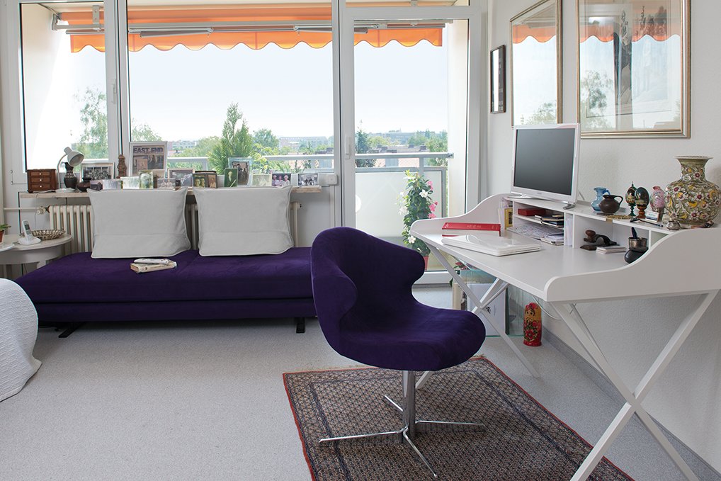 Mit der großen Loggia wird die Wohnfläche der 1-Zimmer-Wohnungen deutlich erweitert. Blick aus einer Wohnung durch die Glasfront der Loggia