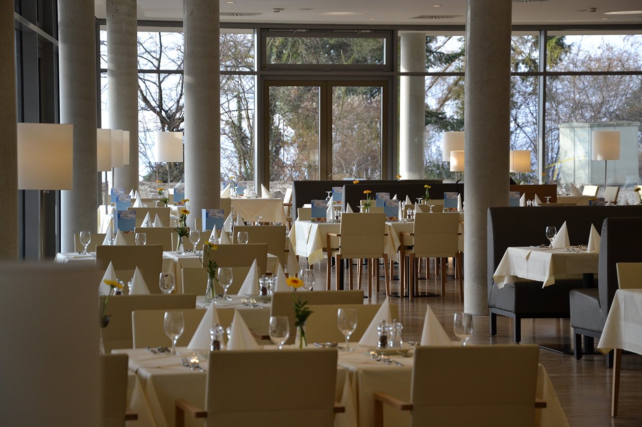Die Qualität des Restaurants und der Küche im Augustinum Meersburg entspricht gehobener Hotelgastronomie. Die Qualität des Restaurants und der Küche im Augustinum Meersburg entspricht gehobener Hotelgastronomie.