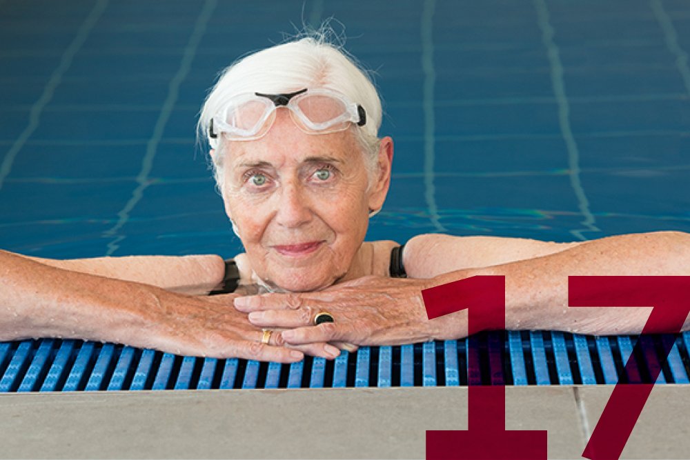 Im Augustinum haben Sie viele Gelegenheit zur Aktivität Eine Seniorin an einem Schwimmbeckenrand