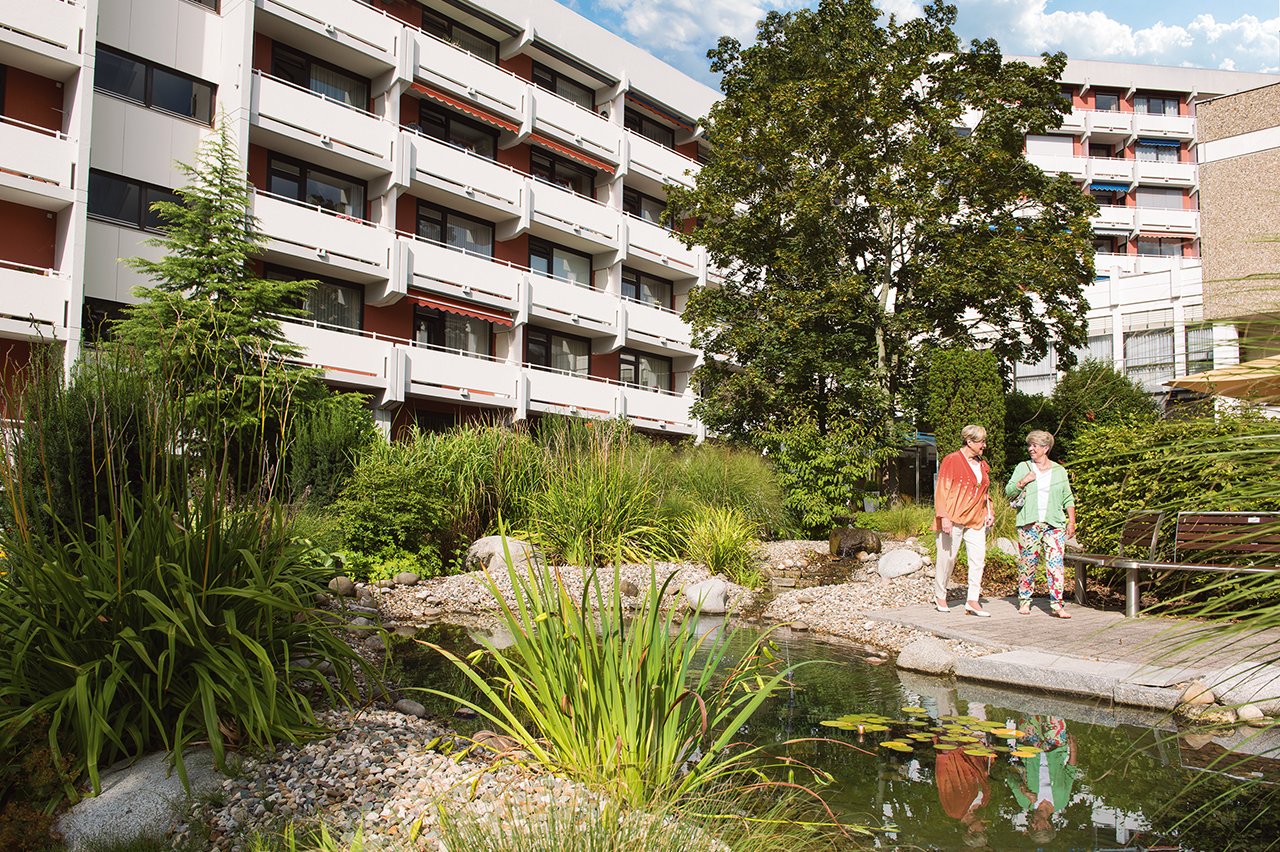 Zu jeder Wohnung gehört eine geräumige Loggia mit Blick in den umgebenden Park. Zu jeder Wohnung gehört eine geräumige Loggia mit Blick in den umgebenden Park.