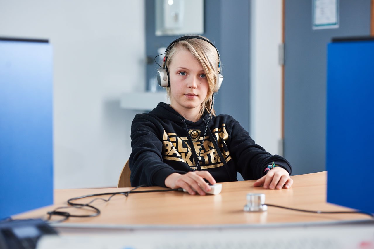 Audiologische Beratungsstelle Ein Schüler mit Kopfhörern beim audiologischen Test