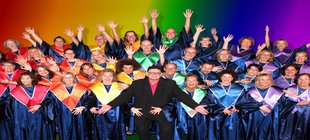 Gospelchor in regenbogenfarbigen Roben