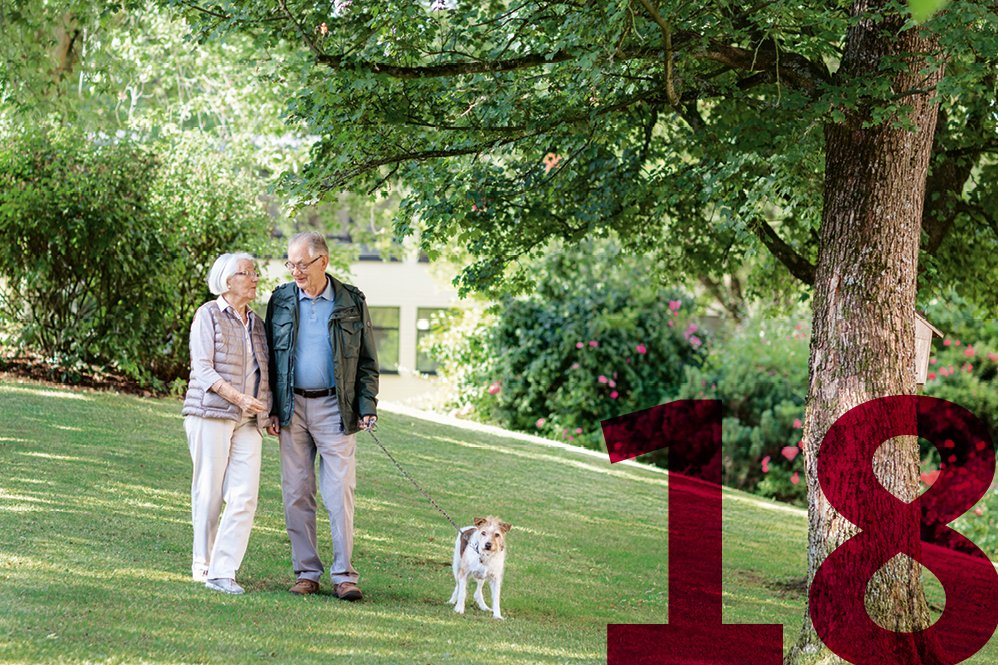 Augustinum Seniorenresidenzen sind Treffpunkte für die Nachbarschaft im Stadtviertel Ein Seniorenpaar bei einem Spaziergang mit einem Hund