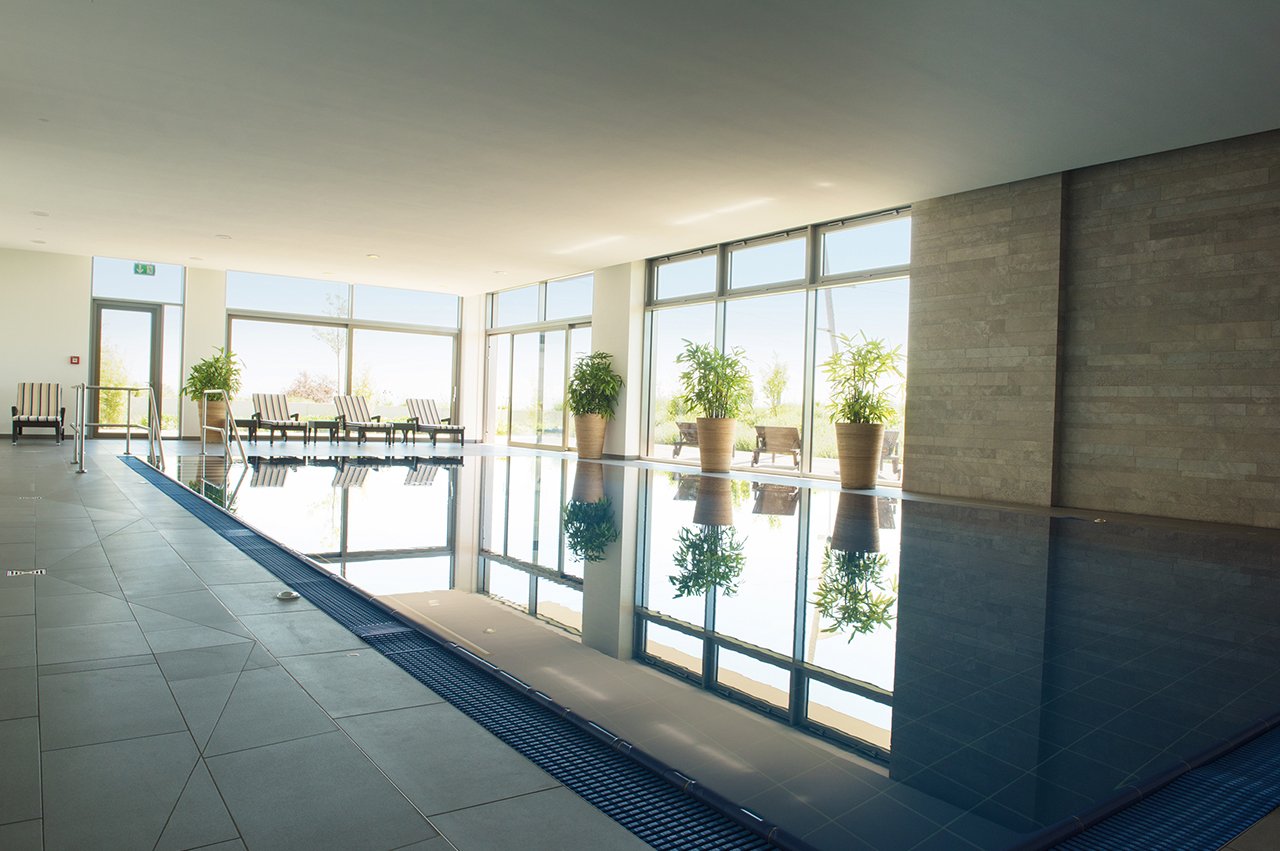 Entspannen Sie sich im Wellnessbereich mit Sauna und Schwimmbad. Hier gibt es sogar eine eigene Liegewiese für unsere Bewohner. Entspannen Sie sich im Wellnessbereich mit Sauna und Schwimmbad. Hier gibt es sogar eine eigene Liegewiese für unsere Bewohner.