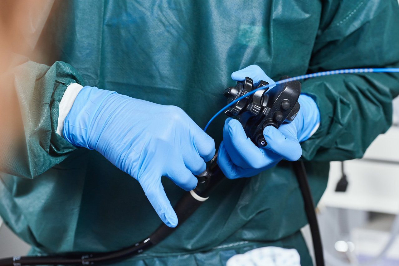 Endoskop Nahaufnahme eines Endoskops in den Händen eines Behandlers.