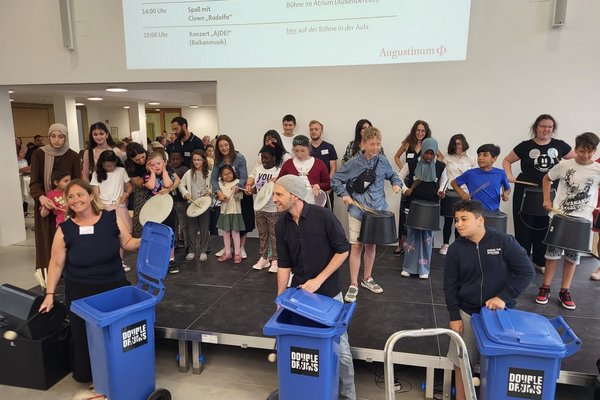 Augustinum Otto-Steiner-Schule Drum-Workshop Aufführung der Schüler*innen der Otto-Steiner-Schule mit der DoubleDrums Gruppen