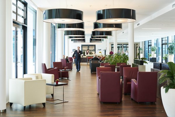 Augustinum Seniorenresidenz Stuttgart-Killesberg Hausführungen Sitzecken im Foyer des Augustinum Stuttgart-Killesberg