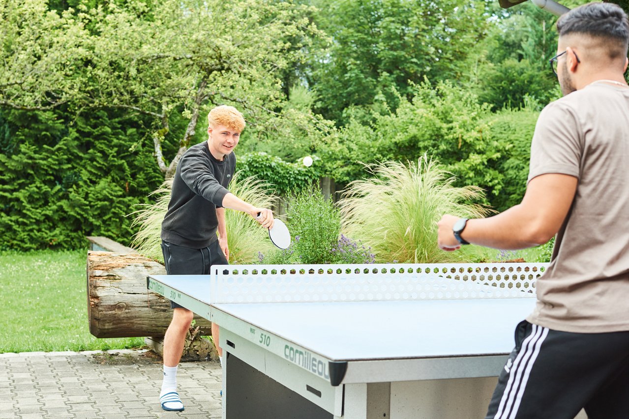 Augustinum Freiwilligendienste Tischtennis Zwei Freiwillige spielen gemeinsam Tischtennis