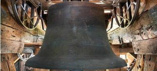 Kirchenglocke im Turm Kirchenglocke im Turm