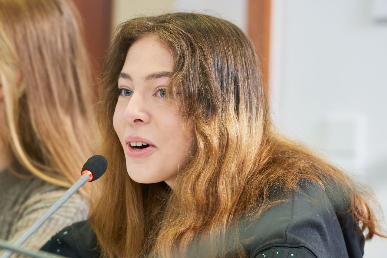 Höranlage in den Klassenzimmern Eine Schülerin spricht in das Mikrophon der Höranlage