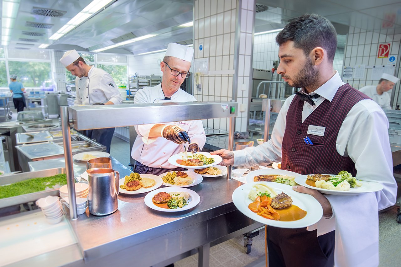 Im Augustinum haben Sie eine „Stammbedienung“, die Ihre Vorlieben und Bedürfnisse kennt. Im Augustinum haben Sie eine „Stammbedienung“, die Ihre Vorlieben und Bedürfnisse kennt.