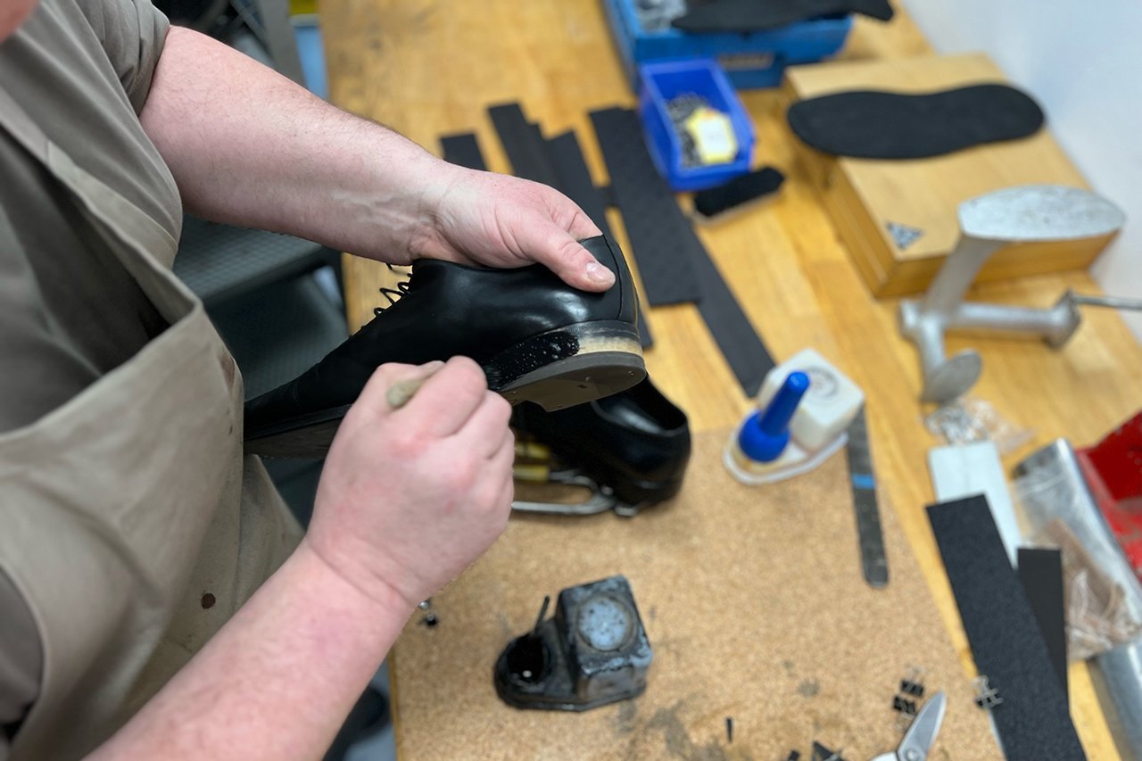 Augustinum Schusterei Schuhreparaturen 4 Die neuen Kanten eines Schuhabsatzes werden eingefärbt