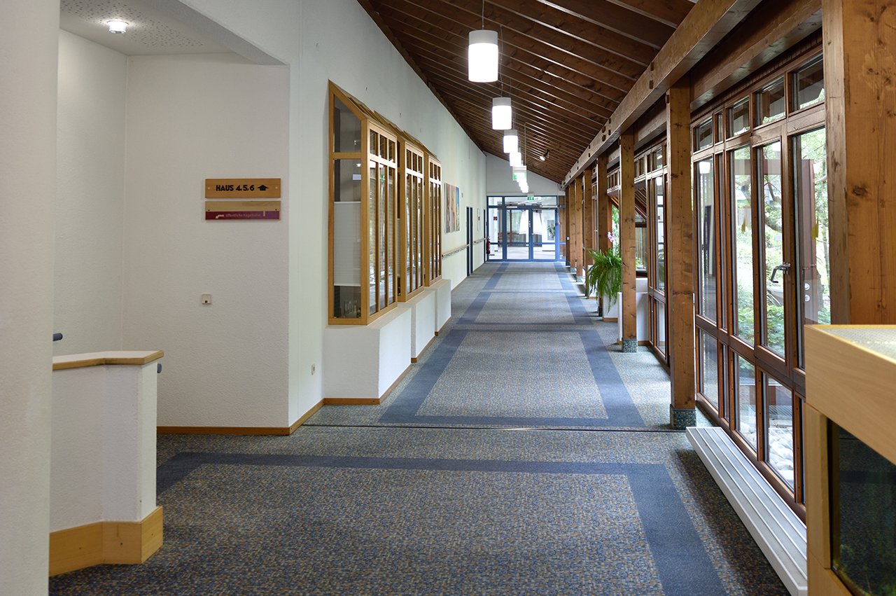 Die Wohnungen sind immer nur auf einer Seite des Flurs angeordnet. Auf der anderen Seite öffnet sich das Gebäude nach außen in die umliegende Natur. Die Wohnungen sind immer nur auf einer Seite des Flurs angeordnet. Auf der anderen Seite öffnet sich das Gebäude nach außen in die umliegende Natur.