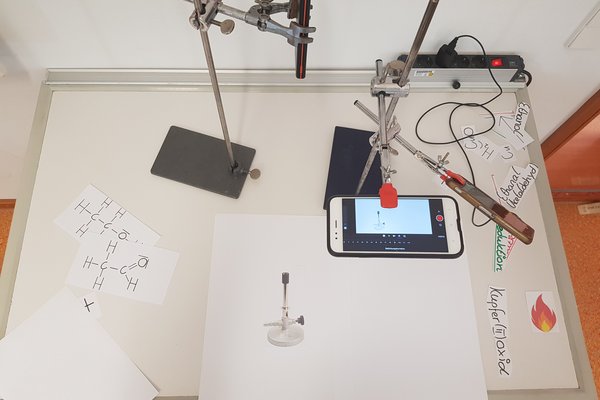 Der Dreh Ein Smartphone filmt die darunterliegende Fläche von oben