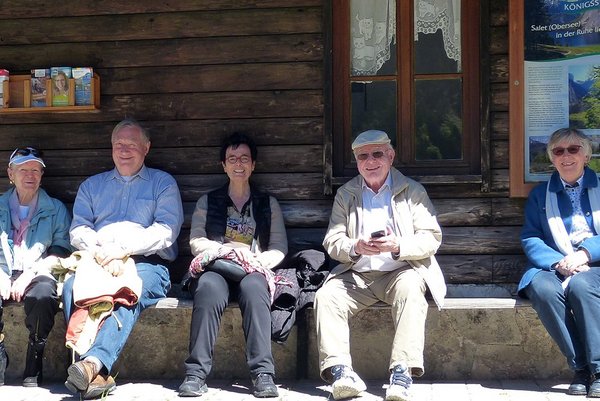 Ausflüge und Reisen Senior*innen sitzen lächelnd bei einem Ausflug