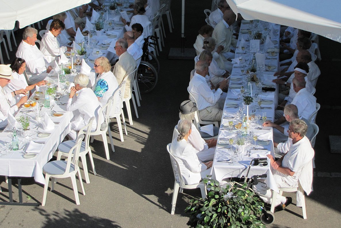 Bei Festen und Feiern zeigen Küche und Service ihr ganzes Können, hier beim Dîner en blanc. Bei Festen und Feiern zeigen Küche und Service ihr ganzes Können, hier beim Dîner en blanc.