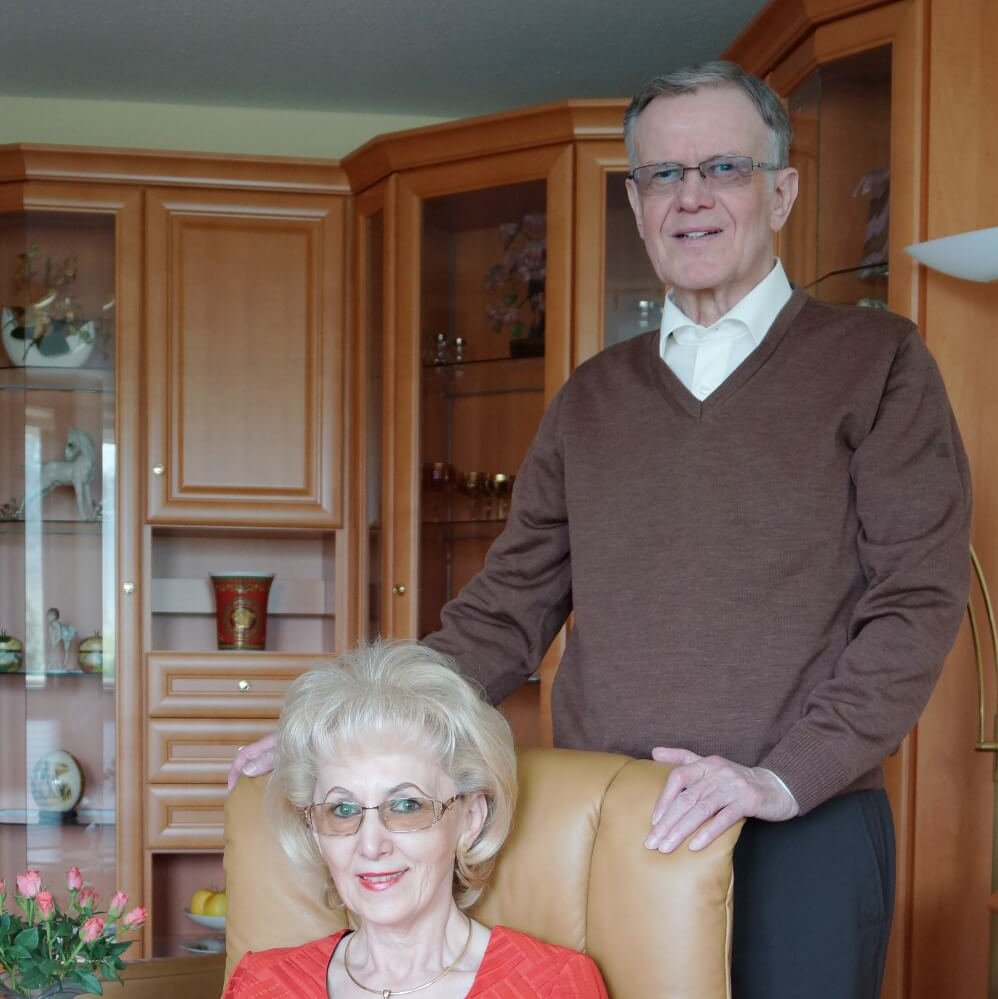 Karin und Fritz Meier fühlen sich wohl in ihrer Wohnung im Augustinum Roth Karin und Fritz Meier in ihrer Wohnung im Augustinum Roth