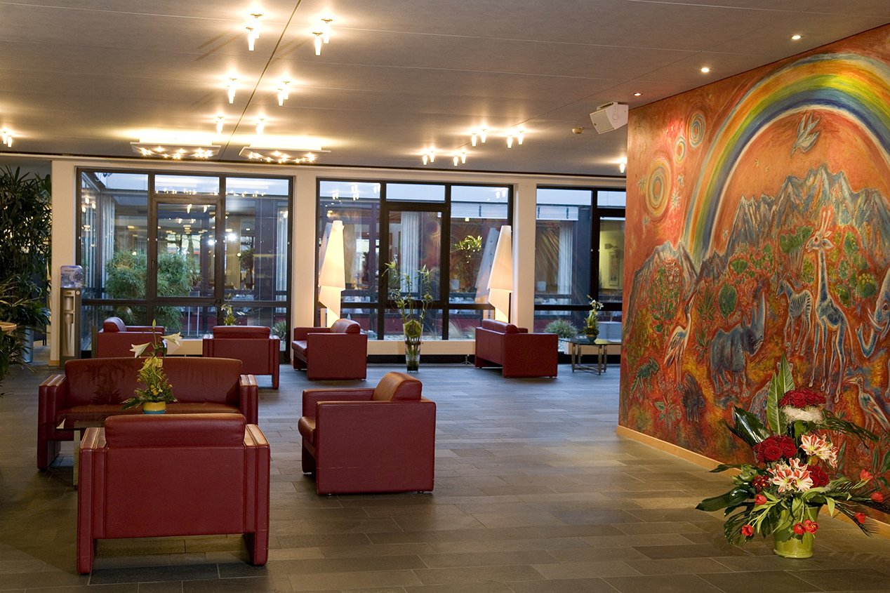 Im Foyer laden gemütliche Sitzgruppen Bewohner und Besucher zum Verweilen ein. Im Foyer laden gemütliche Sitzgruppen Bewohner und Besucher zum Verweilen ein.